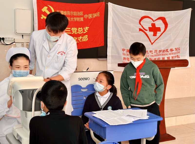 【党建动态】眼科党支部：义诊守护少年儿“瞳” 交流精进技术水平